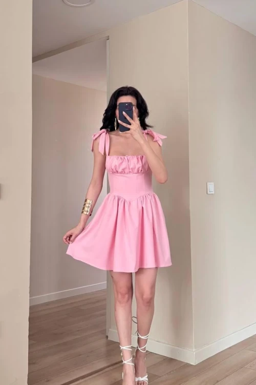 Pembe Sırtı Lastik Bağlamalı Omuz Fiyonklu Mini Elbise