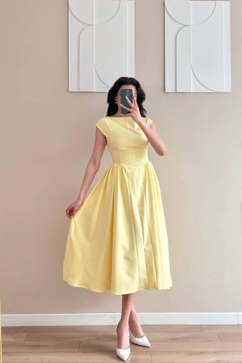 Sarı Beli Büzgülü Sırt Detaylı Midi Elbise