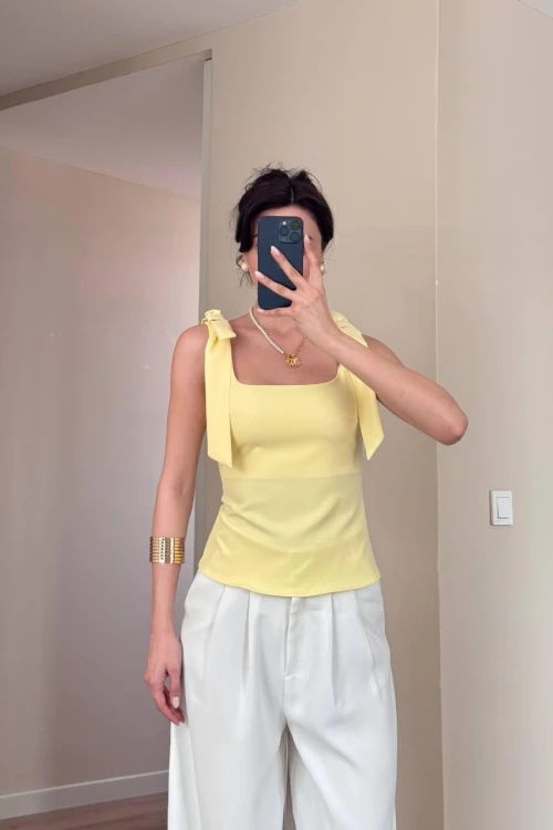 Sarı Omuz Fiyonklu Bluz