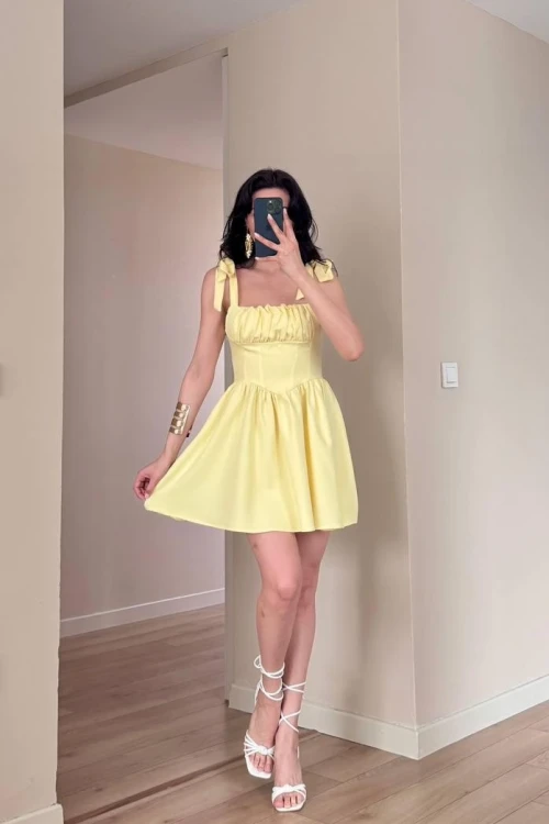 Sarı Sırtı Lastik Bağlamalı Omuz Fiyonklu Mini Elbise