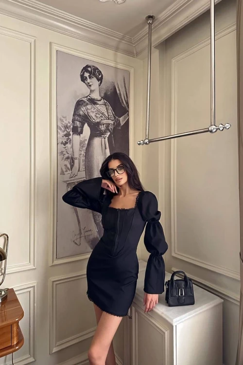 SİYAH DANTEL DETAYLI MİNİ ELBİSE