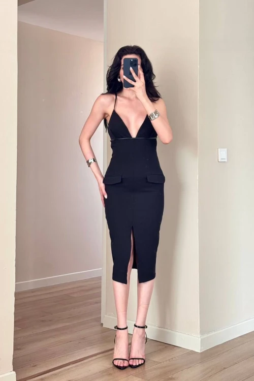 Siyah Deri Biyeli Süs Cepli Yırtmaç Detaylı Midi Elbise