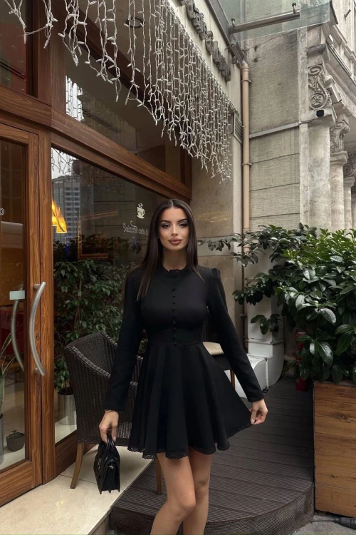SİYAH KAPLAMA DÜĞMELİ DANTEL DETAYLI MİNİ ELBİSE