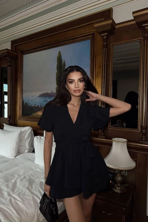 SİYAH KUŞAKLI MİNİ ELBİSE