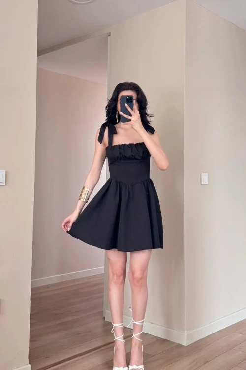 Siyah Lastik Bağlamalı Omuz Fiyonklu Mini Elbise
