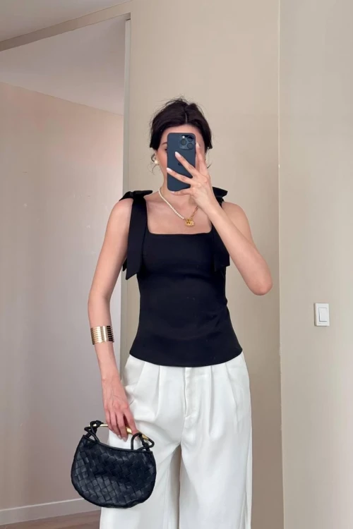 Siyah Omuz Fiyonklu Bluz