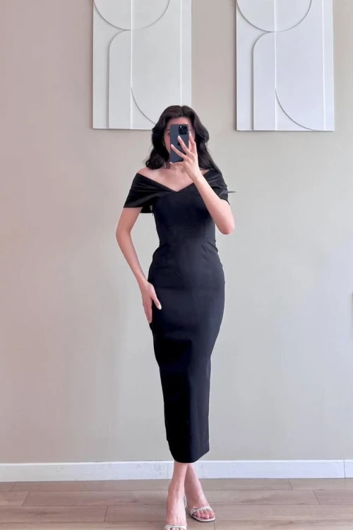 Siyah Yakası Saten Büzgülü Yırtmaçlı Midi Elbise