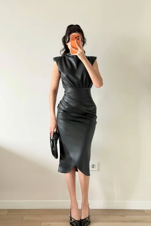 Vatkalı Siyah Midi Beli Pileli Deri Elbise