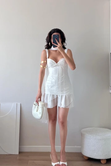 BEYAZ FULARLI NERVÜRLÜ ŞİFON MİNİ ELBİSE