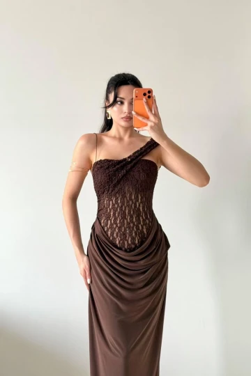 Kahverengi Göğüs Dantelli Eteği Drapeli Askılı Maxi Elbise