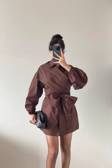 Kahverengi Omuzdan Çarpraz Fiyonk Bağlamalı Uzun Kollu Mini Elbise