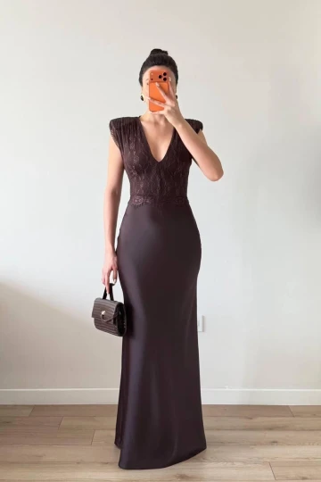 Kahverengi V Yaka Saten Dantelli Maxi Elbise