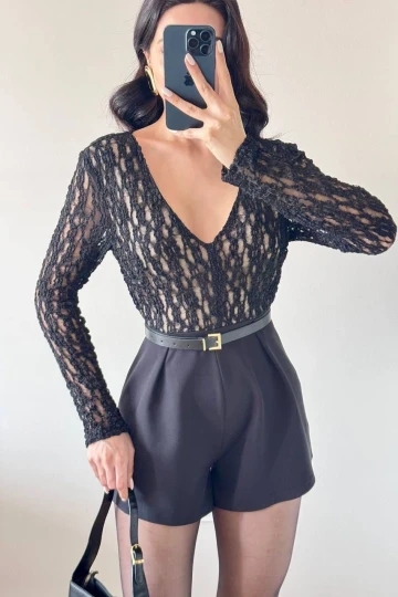 Siyah Dantel Detaylı V Yaka Kemerli Şortlu Tulum