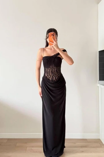 Siyah Göğüs Dantelli Eteği Drapeli Askılı Maxi Elbise