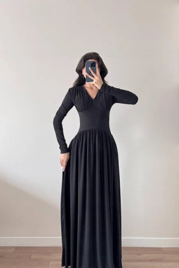 Siyah V Yaka Eteği Büzgülü Dökümlü Maxi Elbise