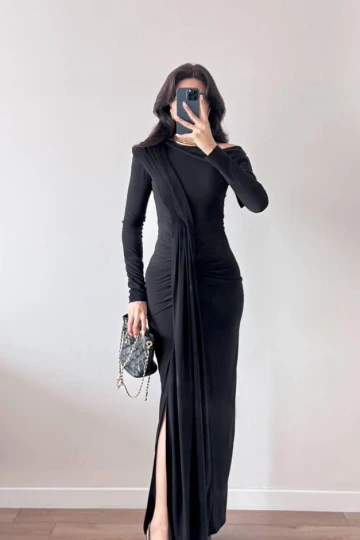 Siyah Yırtmaçlı Uzun Kollu Pileli Maxi Dökümlü Elbise