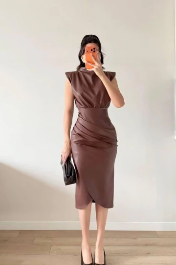 Vatkalı Kahve Midi Beli Pileli Deri Elbise